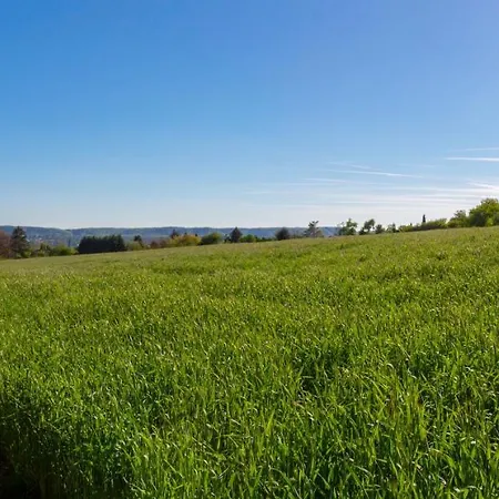 Wonderful Renovated With Great Location Lägenhet *