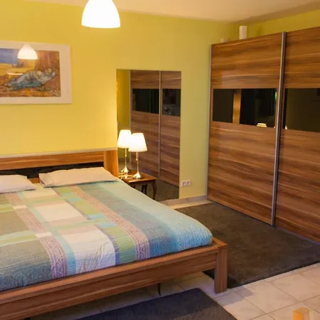 Wonderful Renovated With Great Location Lägenhet *